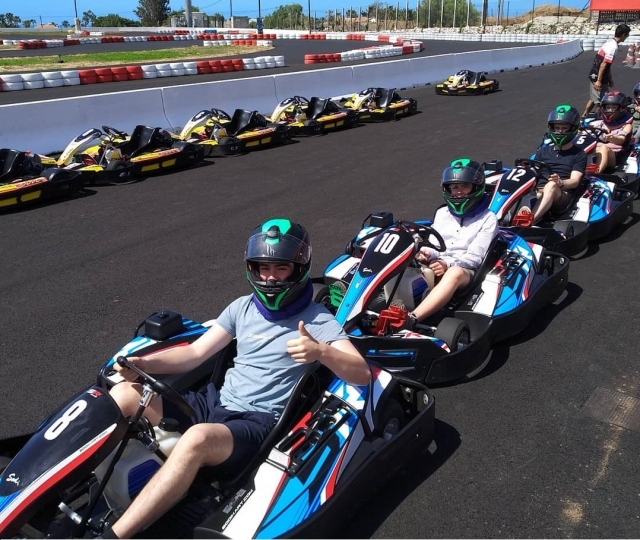 En la linea de meta con los karts